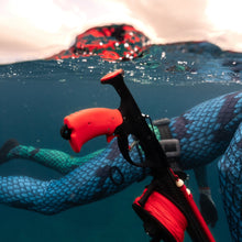 Load image into Gallery viewer, Envy roller speargun in water