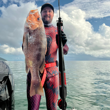 Load image into Gallery viewer, vengeance roller speargun with fingermark fish