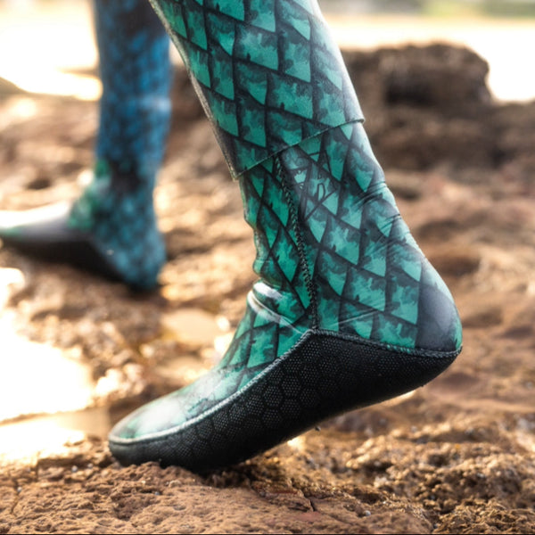 aimrite neoprene spearfishing socks (blue/green) back angle