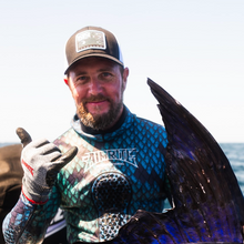 Load image into Gallery viewer, Diver wearing Aimrite dyneema gloves

