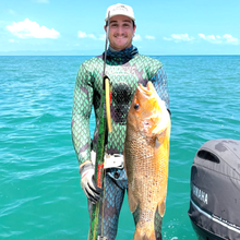 Load image into Gallery viewer, diver holding large fish with aimrite Venom Rail speargun - green mamba
