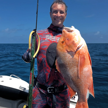 Load image into Gallery viewer, diver holding red fish next to aimrite Venom Rail speargun - green mamba

